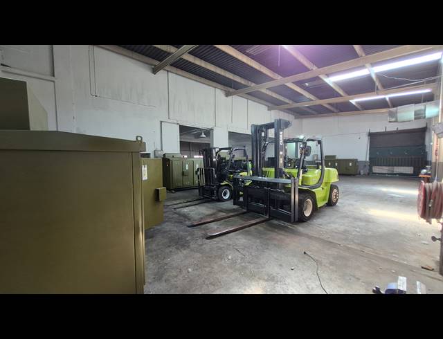 2,100M² FACTORY FOR SALE IN BOKSBURG EAST